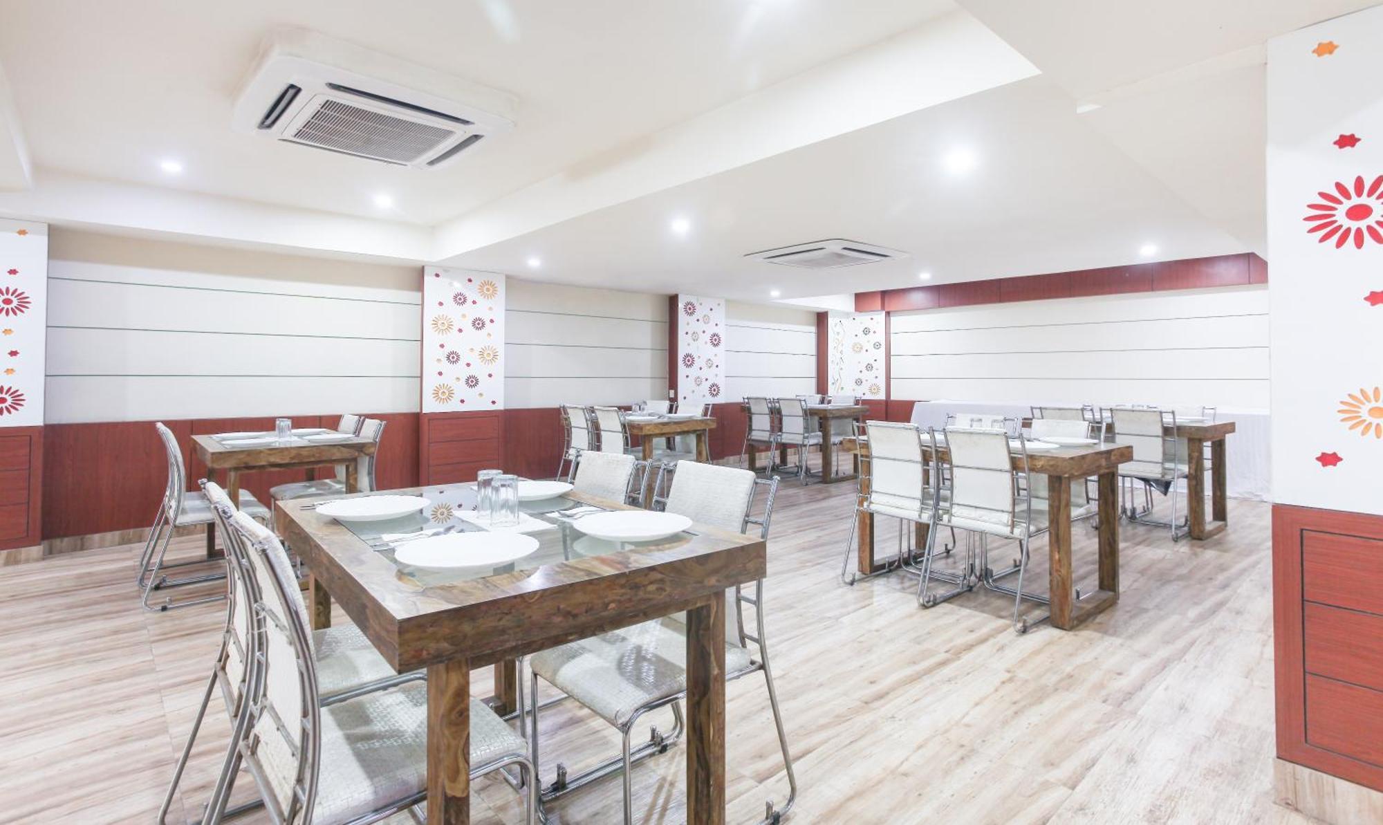 Hotel Janki International 3 Km From Kashi Vishwanath Temple Free Pickup From Railway Station 바라나시 외부 사진