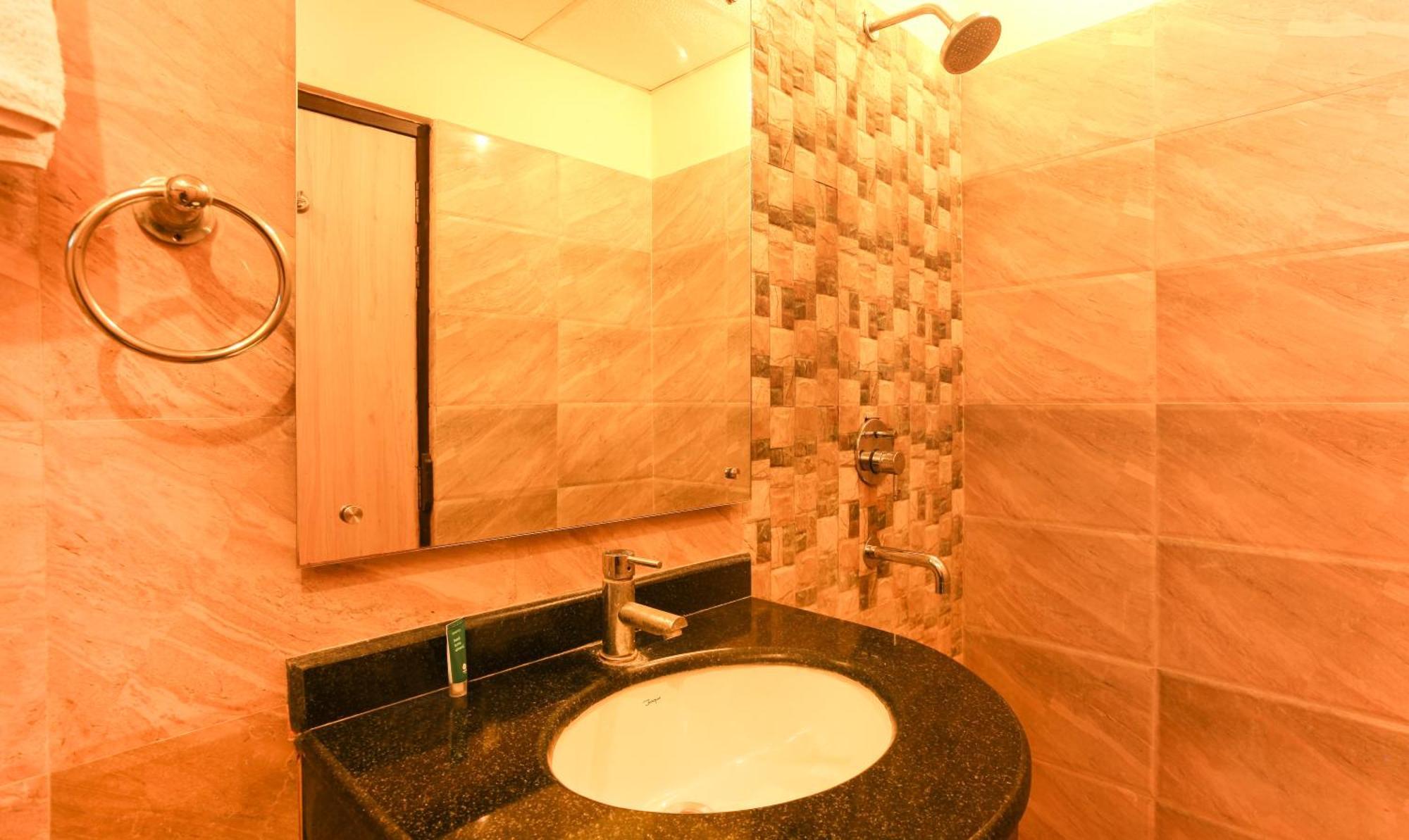 Hotel Janki International 3 Km From Kashi Vishwanath Temple Free Pickup From Railway Station 바라나시 외부 사진