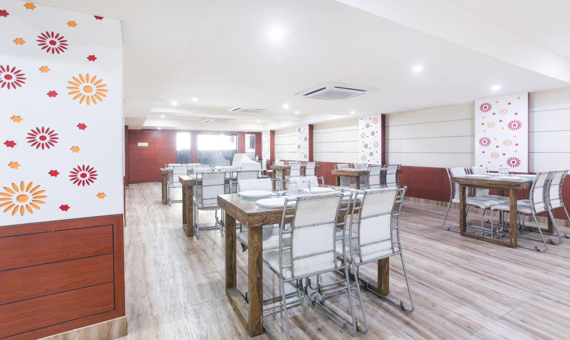 Hotel Janki International 3 Km From Kashi Vishwanath Temple Free Pickup From Railway Station 바라나시 외부 사진