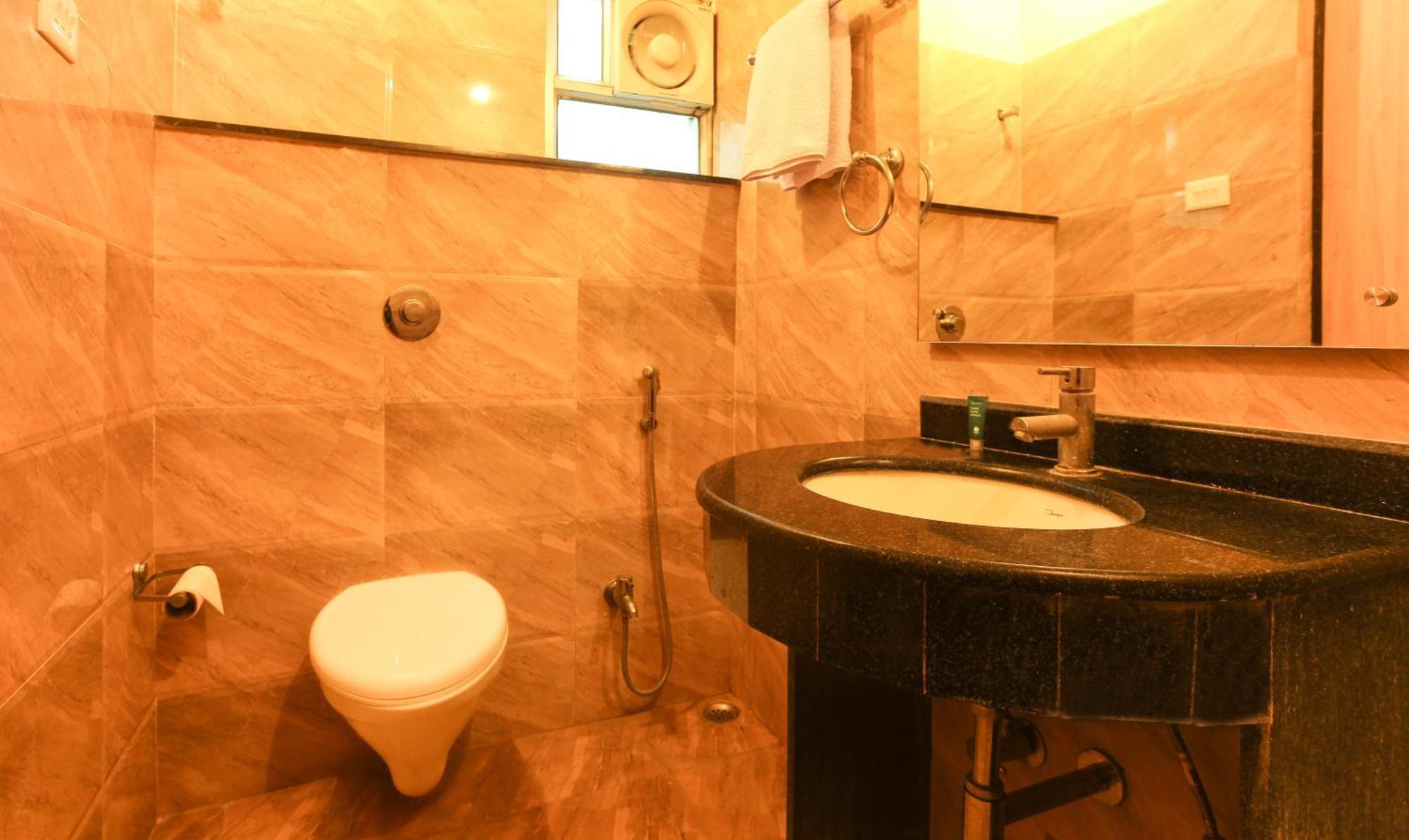 Hotel Janki International 3 Km From Kashi Vishwanath Temple Free Pickup From Railway Station 바라나시 외부 사진