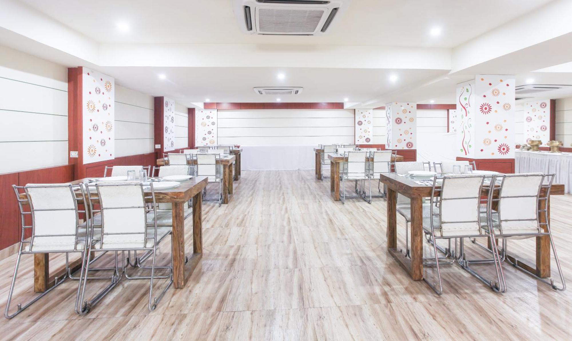 Hotel Janki International 3 Km From Kashi Vishwanath Temple Free Pickup From Railway Station 바라나시 외부 사진