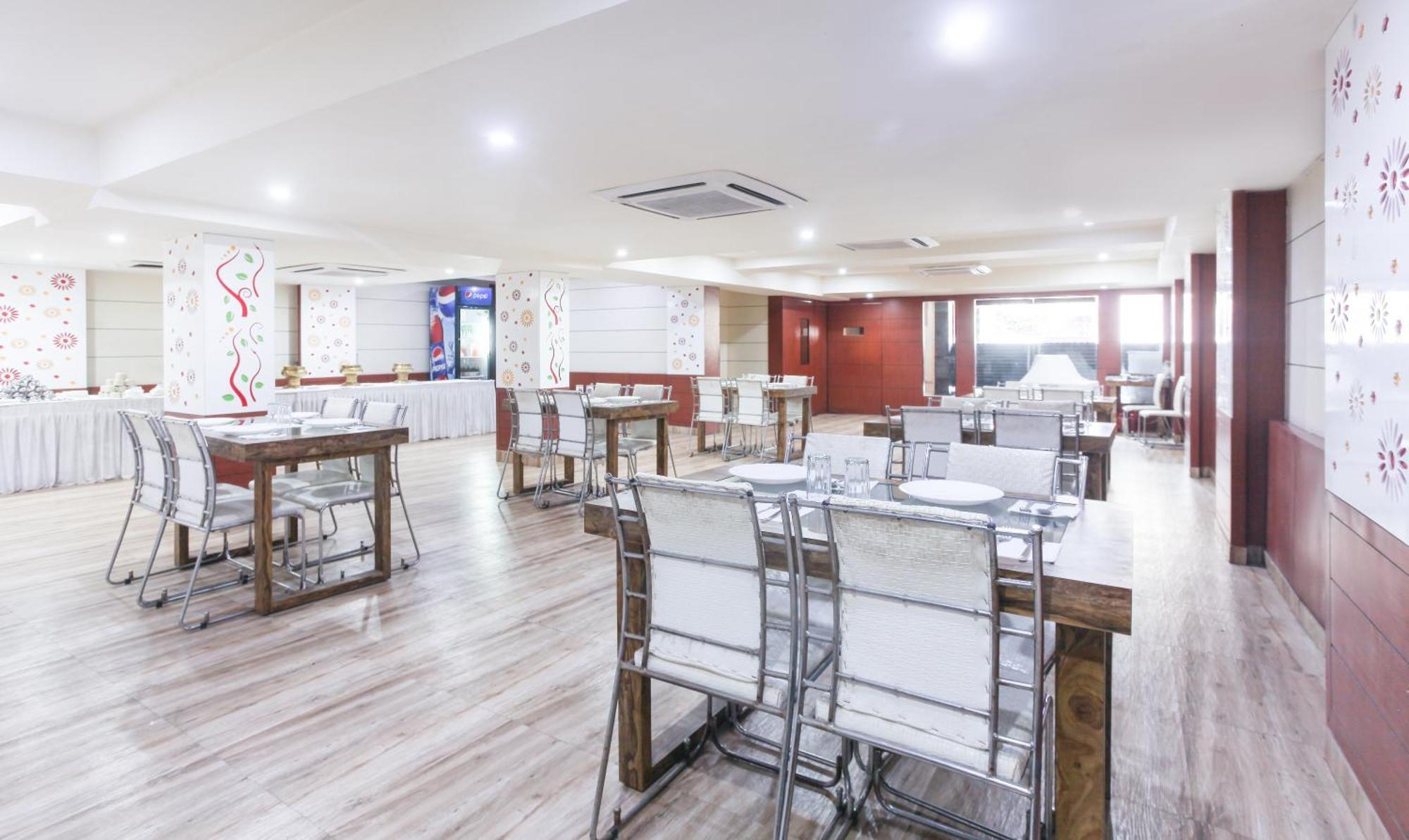 Hotel Janki International 3 Km From Kashi Vishwanath Temple Free Pickup From Railway Station 바라나시 외부 사진