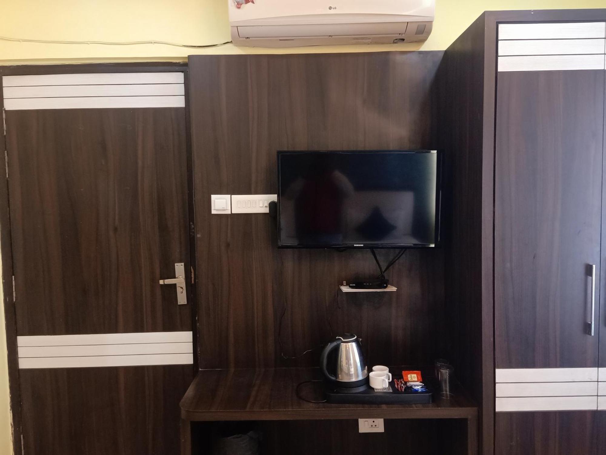 Hotel Janki International 3 Km From Kashi Vishwanath Temple Free Pickup From Railway Station 바라나시 외부 사진